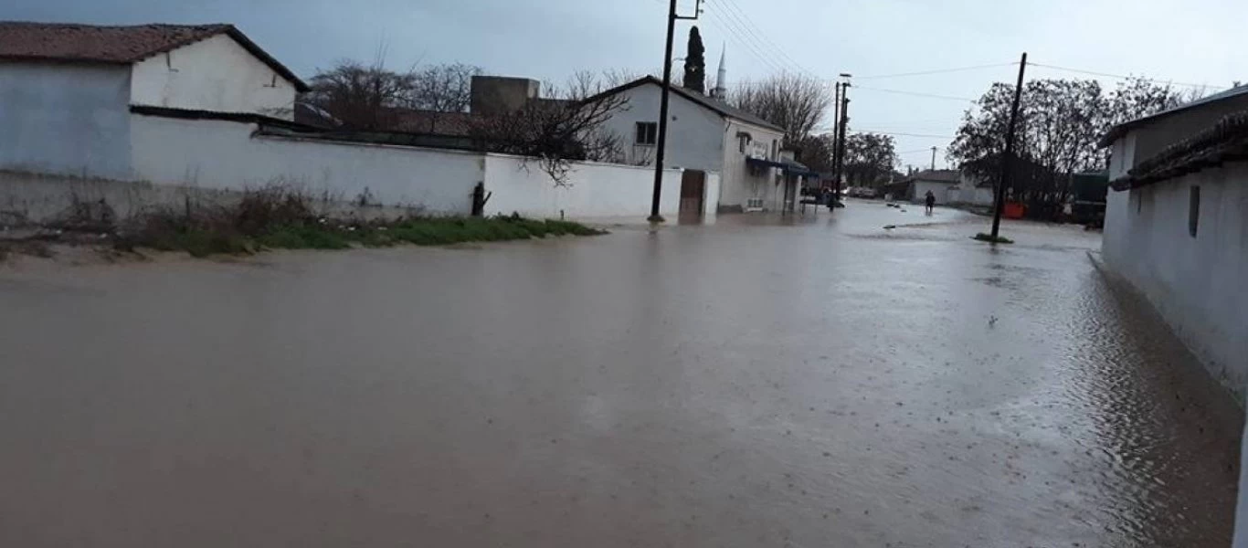 Η κακοκαιρία «σαρώνει» τη Ροδόπη - Εγκλωβισμένο Ι.Χ. σε πλημμυρισμένο δρόμο (βίντεο)